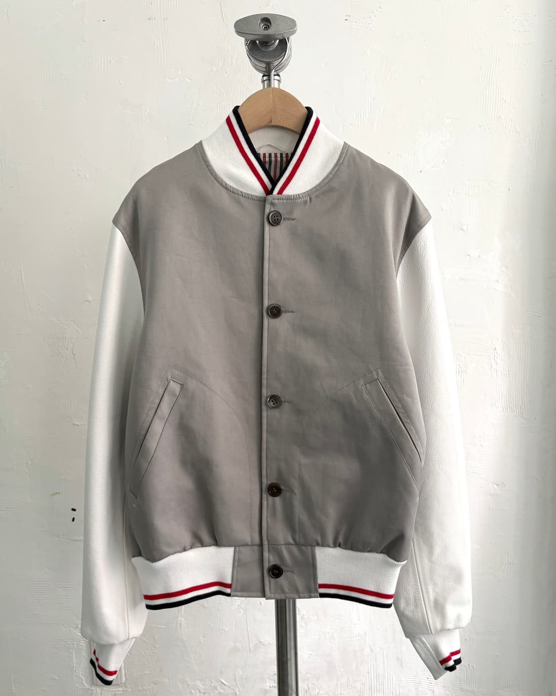 Thom Browne 톰브라운 그레이 레더 바시티 자켓 상품이미지4