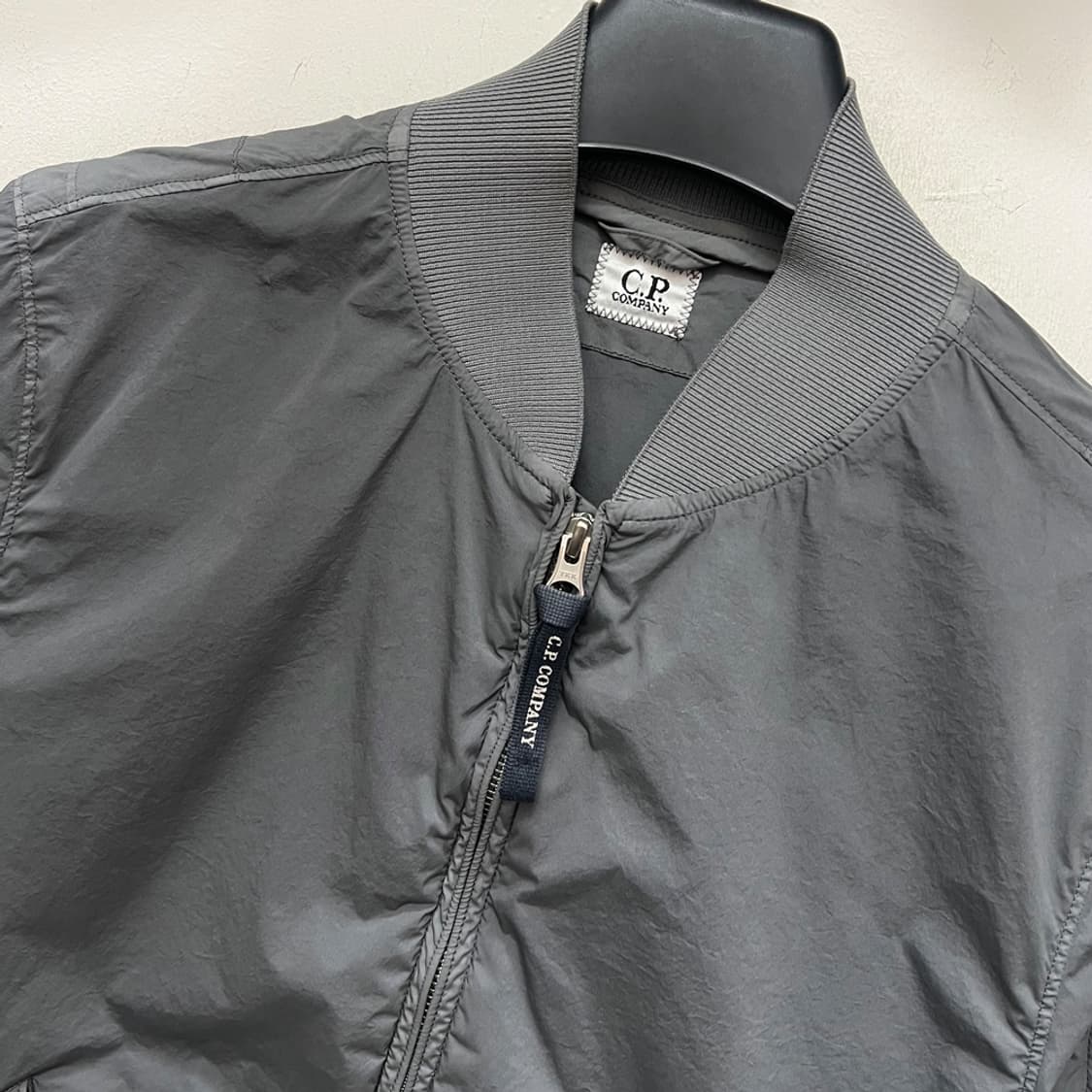 CP컴퍼니 NYCRA 렌즈 와펜 봄버 자켓 M 상품이미지3
