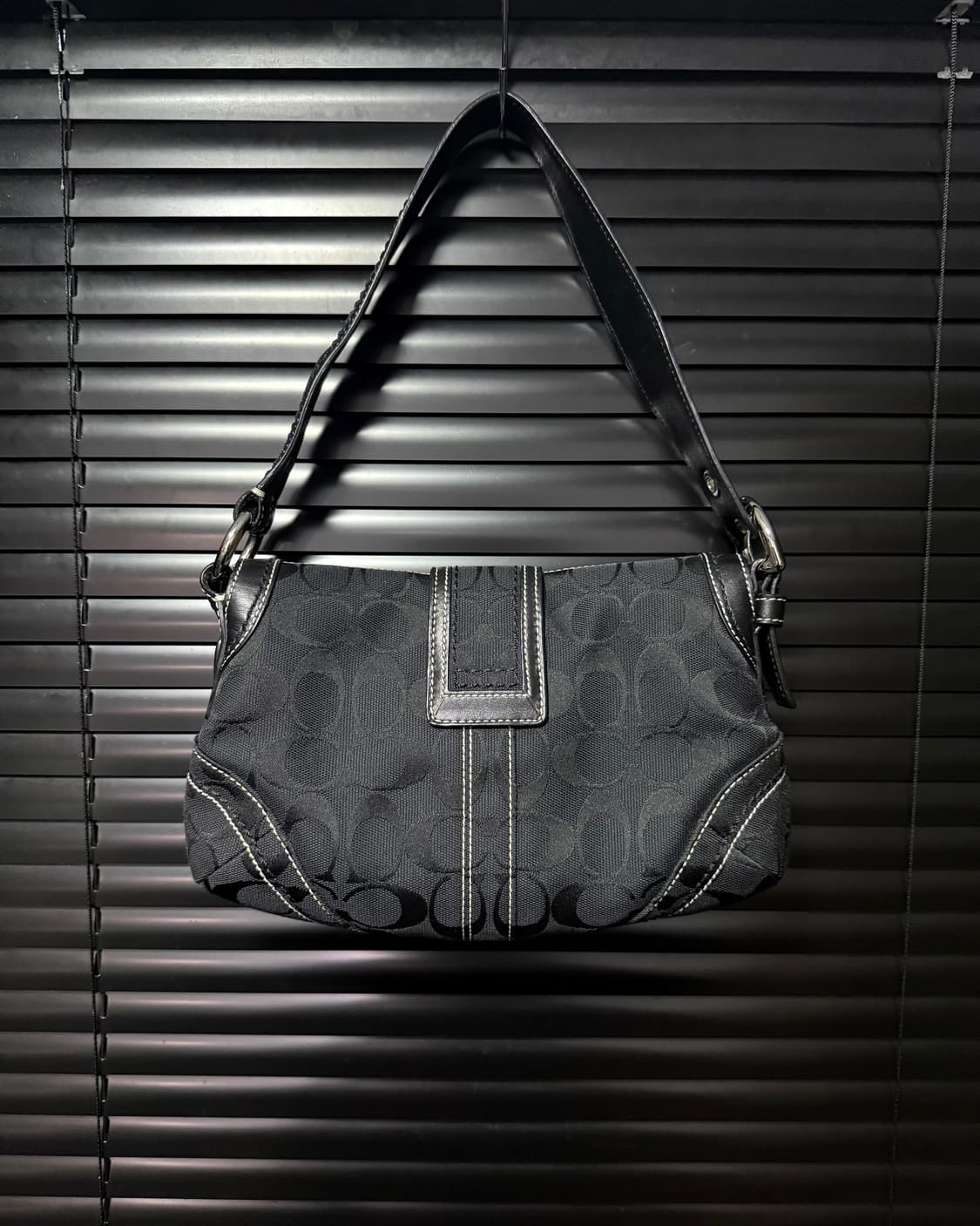 코치 시그니처 버클 로고 가죽 블랙 숄더백 토드백 가방 락시크 웨스턴 상품이미지7