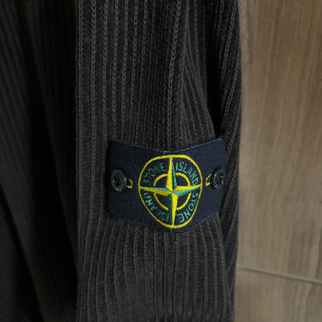 새상품(L)스톤아일랜드 와펜 로고 울 스웨터 니트 브라운 상품이미지3