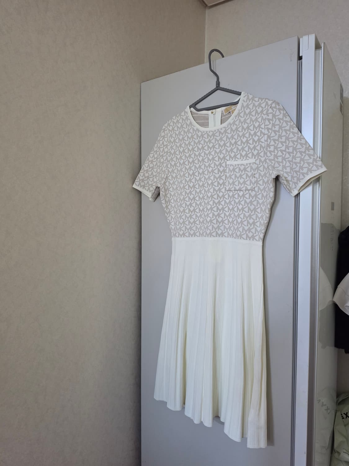 마이클코어스 MK 로고  플리츠 원피스 상품이미지1