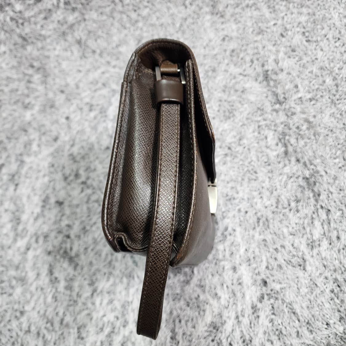 루이비통 타이가 세컨백 클러치백 상품이미지3