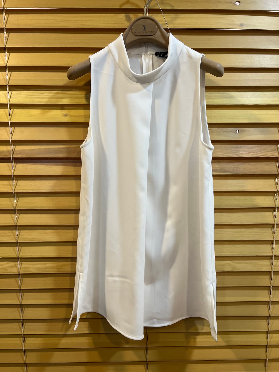 띠어리 여성 아이보리 하이넥 슬리브리스 블라우스 상품이미지2