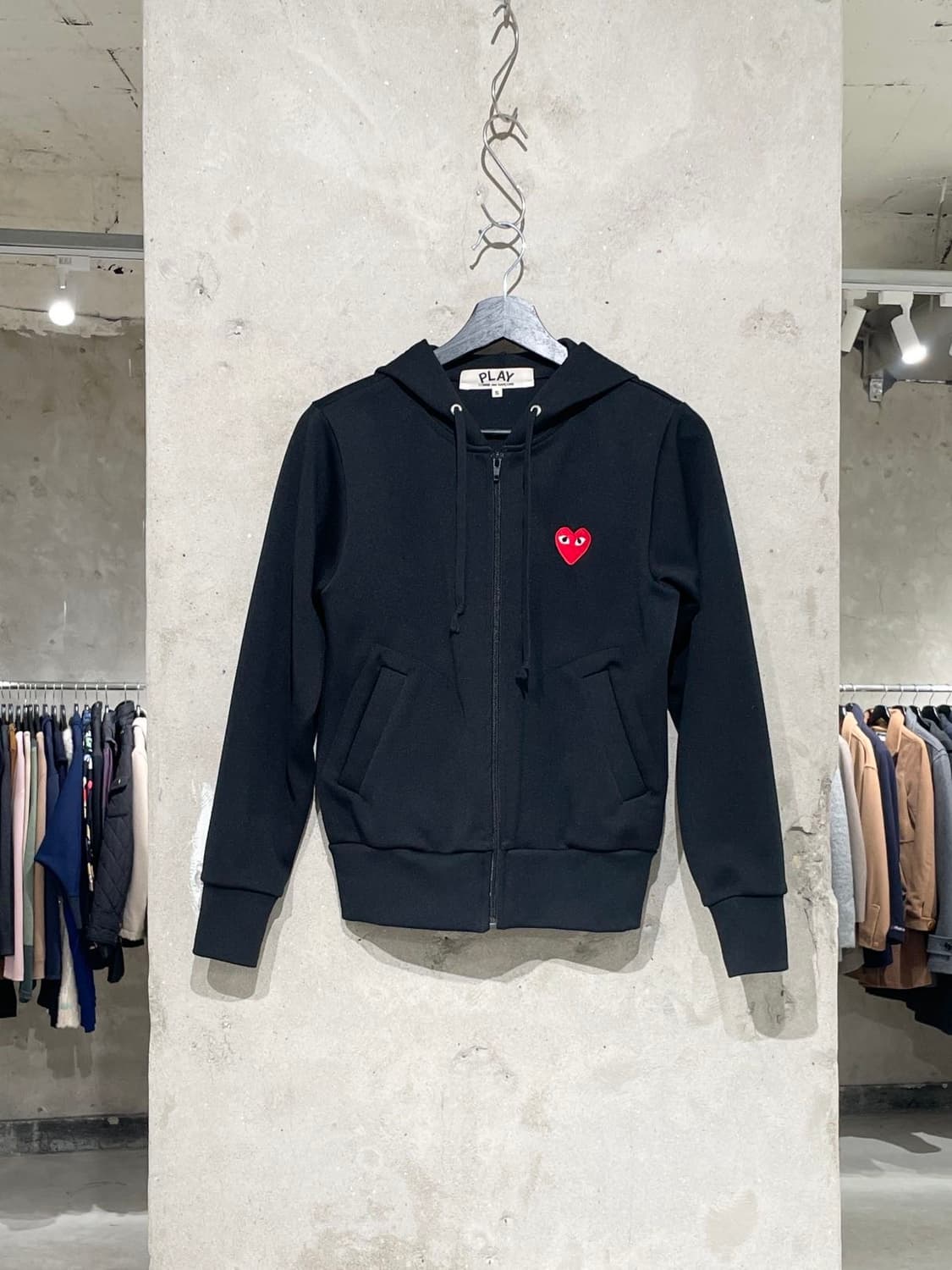 꼼데가르송 플레이 블랙 하트 와펜 폴리에스터 후디 집업 상품이미지1