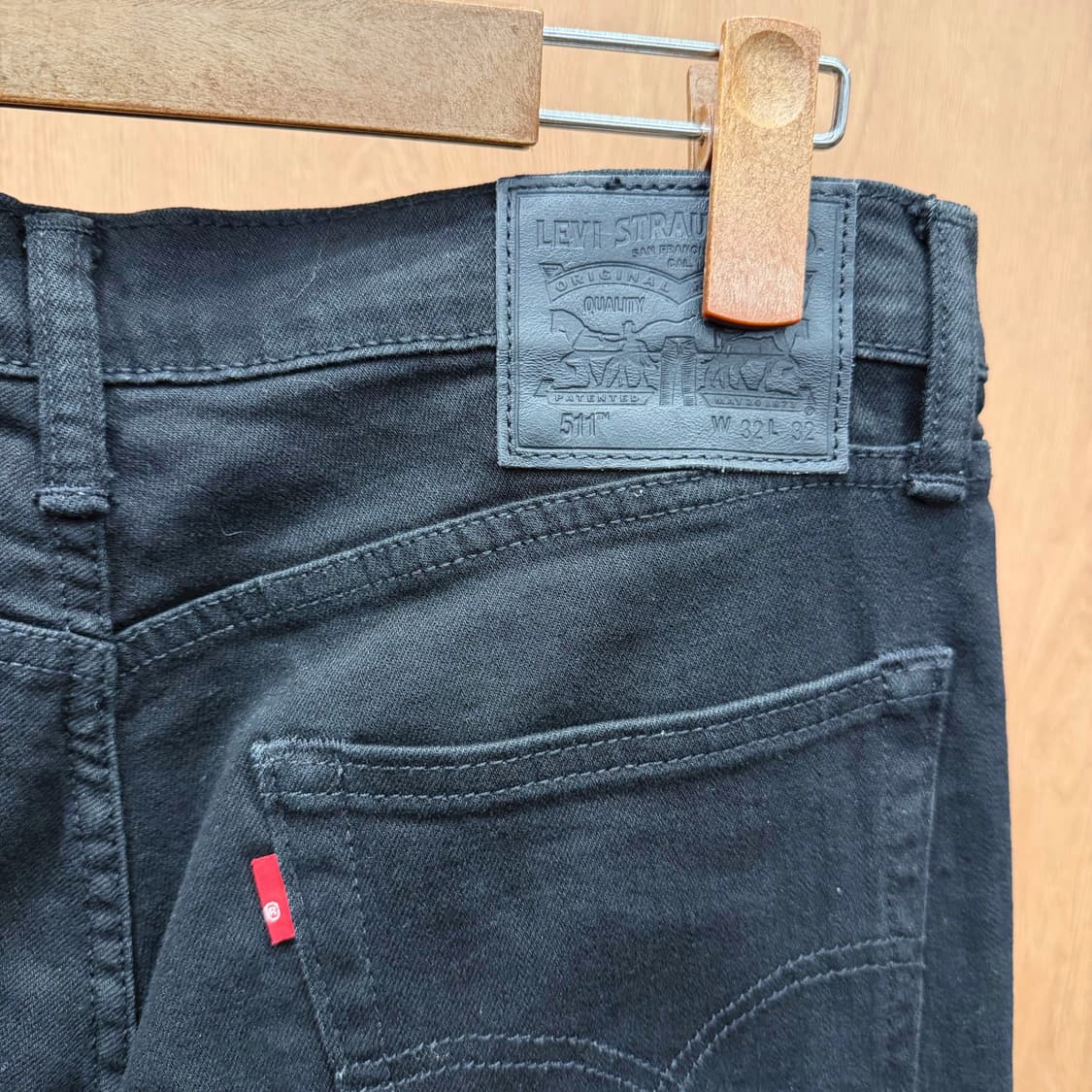 리바이스 511 코튼 팬츠 디스트로이드 로고 탭 디테일 레귤러핏 블랙 상품이미지6