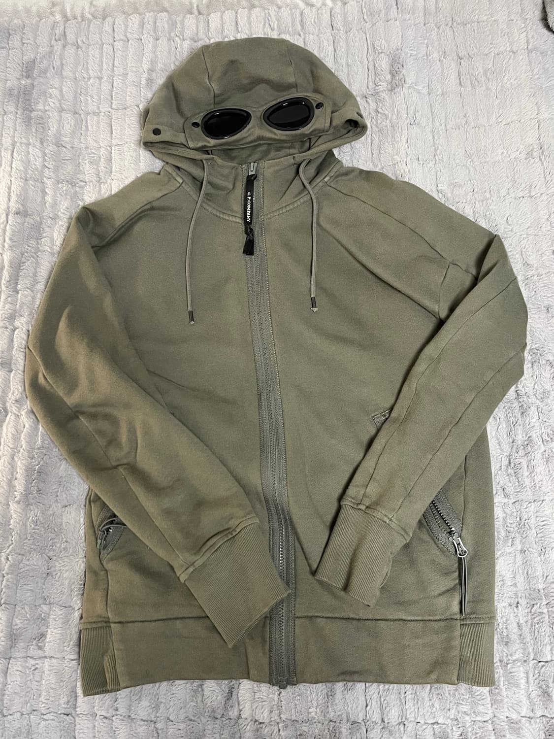 C.P. 컴퍼니 다이애그널 레이즈드 플리스 고글 후드 타임 그린 상품이미지5