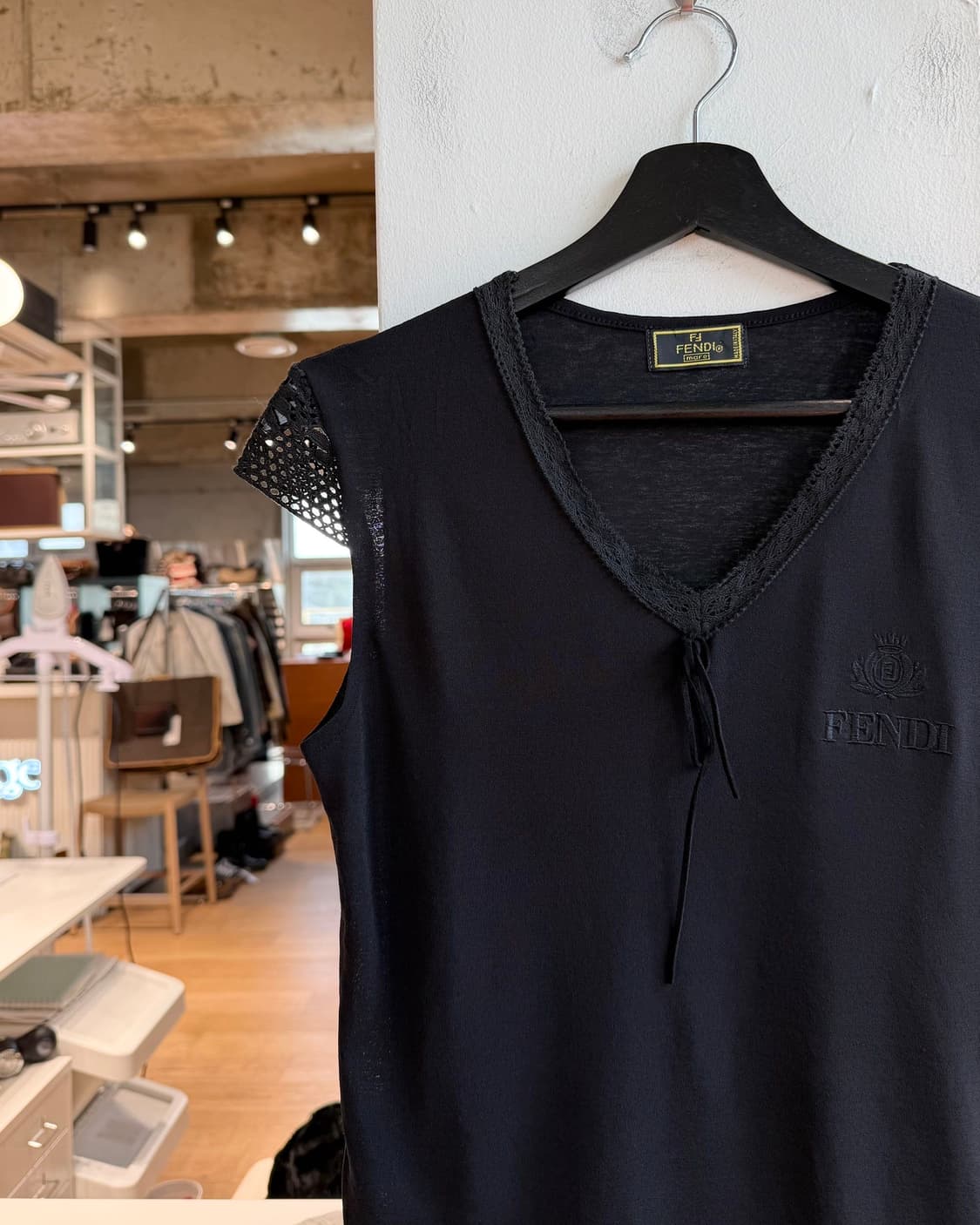 펜디 블랙 로고자수 브이넥 슬리브리스  상품이미지4