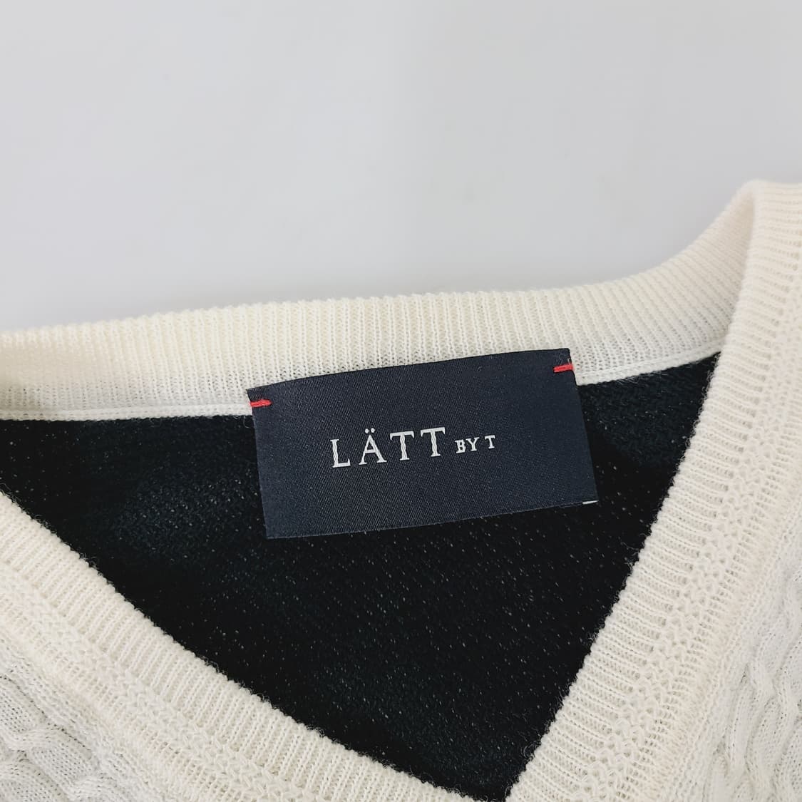 한섬 래트 바이 티 배색 브이넥 케이블 니트 블랙 90 상품이미지6