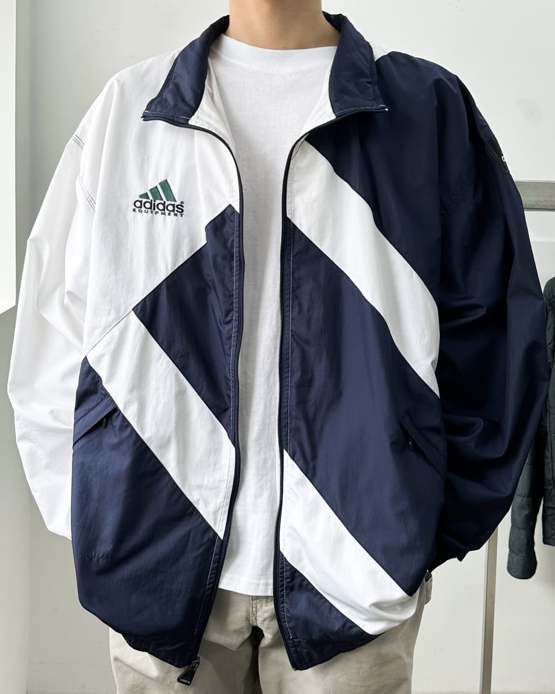 아디다스 이큅먼트 90‘s 빅 엠브로이드 윈드브레이커 상품이미지3