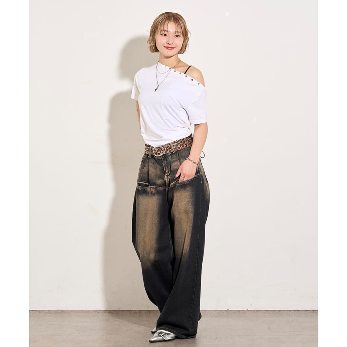 WHO'S WHO gallery One Off Shoulder Tee 상품이미지8