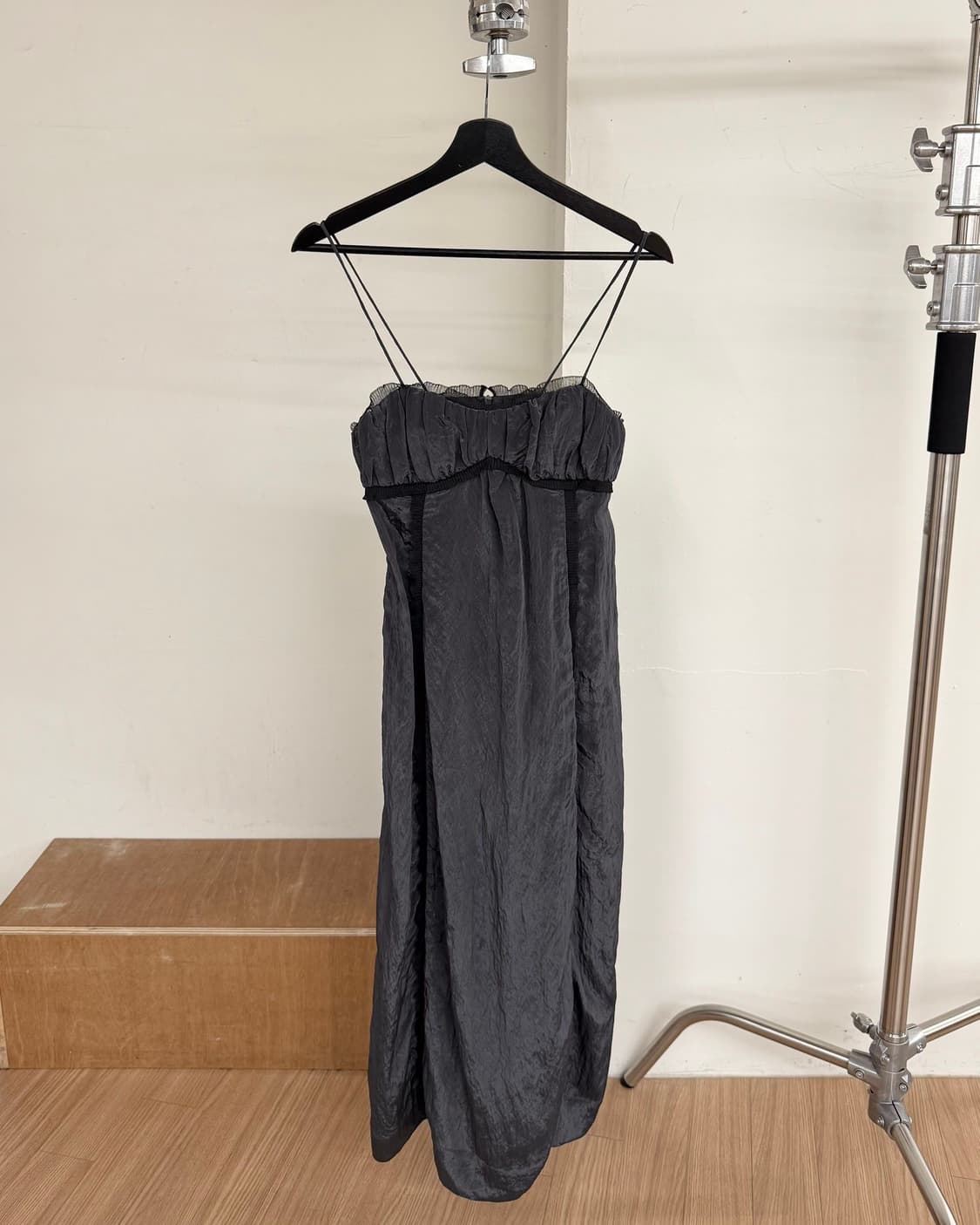 가니 그레이 샤이니 테크 스트랩 미디 드레스  상품이미지1