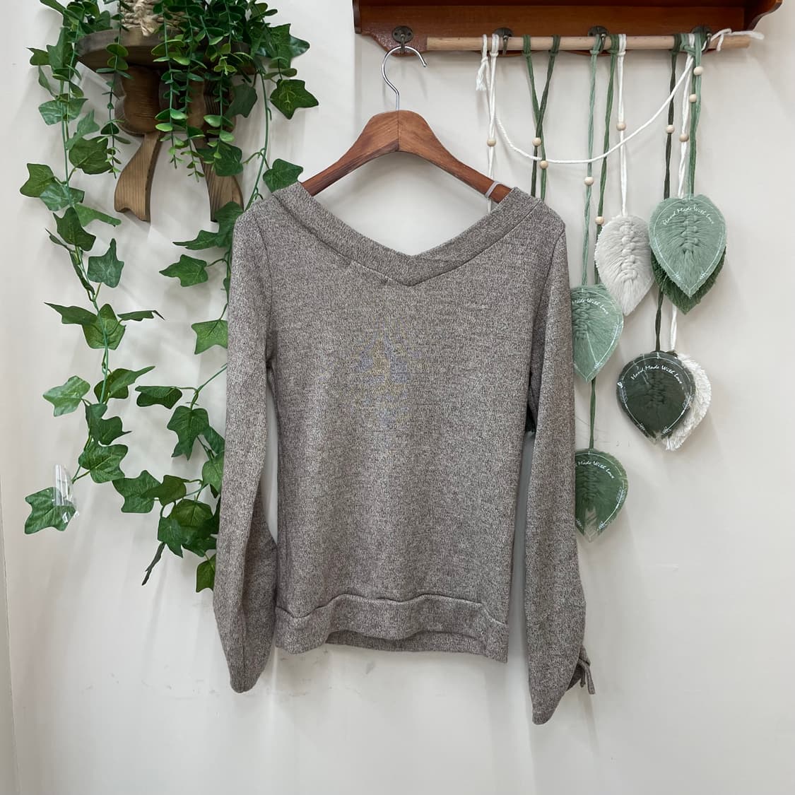 브라운 브이넥 소매 아일릿 셔링 긴팔 니트 상품이미지4