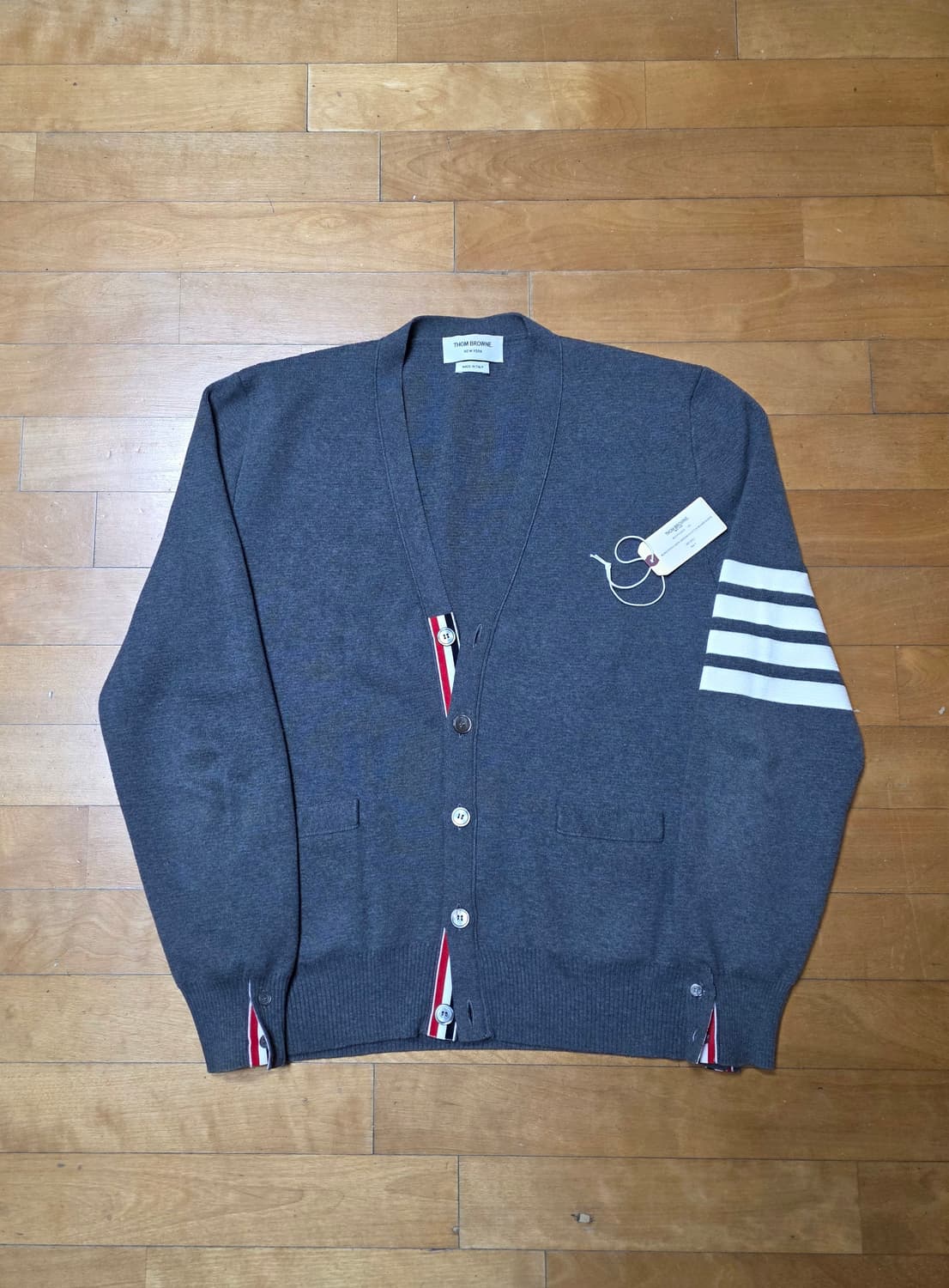 [3,새상품급]톰브라운 밀라노스티치 가디건 미드그레이 상품이미지1