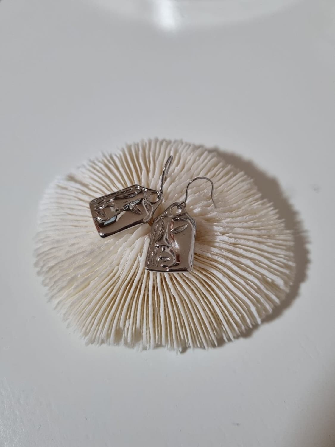 핸드메이드) 새상품 은침 페이스조각 귀걸이 상품이미지2