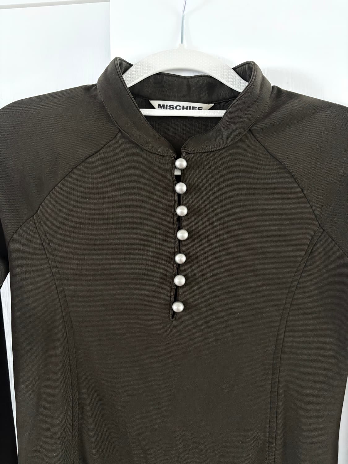 MISCHIEF pearl button slim top 상품이미지3