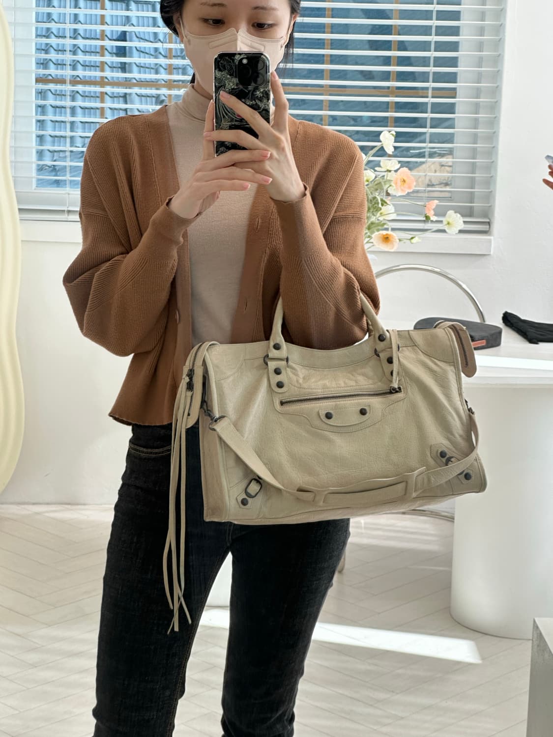 [A+ 정품] 발렌시아가 시티 모터백 미디움 아이보리 상품이미지7