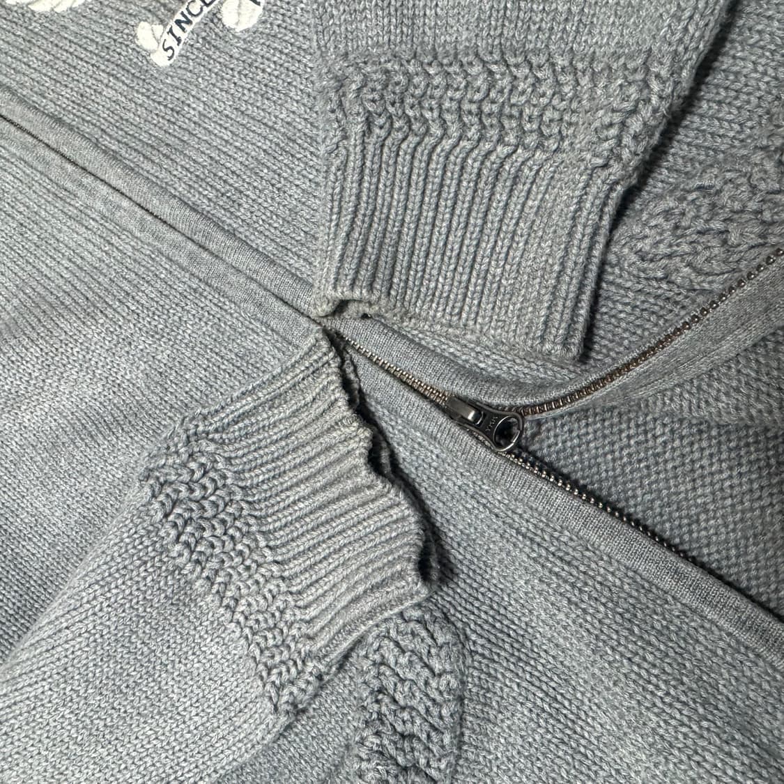 아비렉스(AVIREX) 멜란지 양면 자수 패치 코튼 드라이버 니트 집 상품이미지6