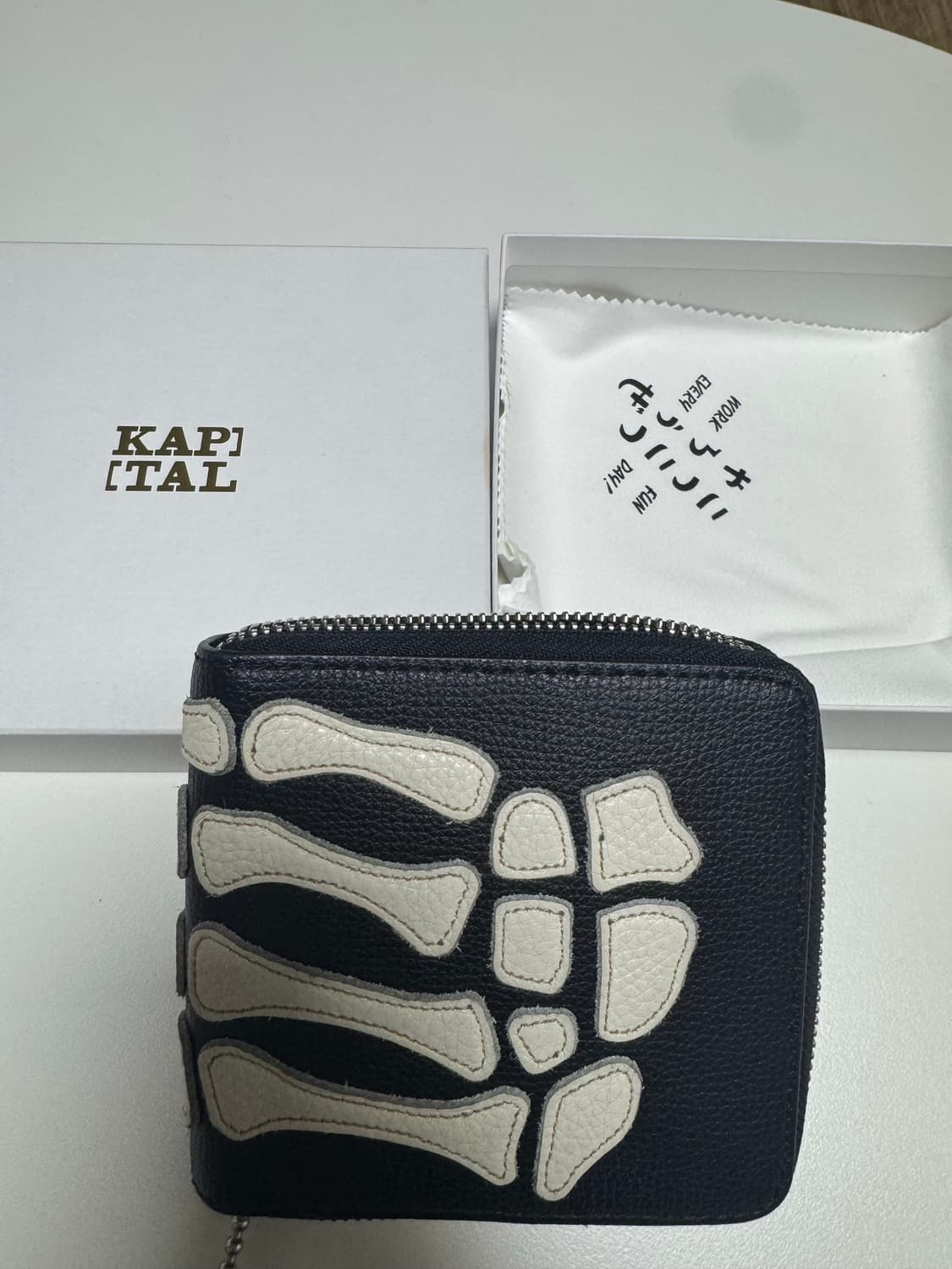 캐피탈 떰즈 업 본 핸드 집 월렛 블랙 상품이미지1