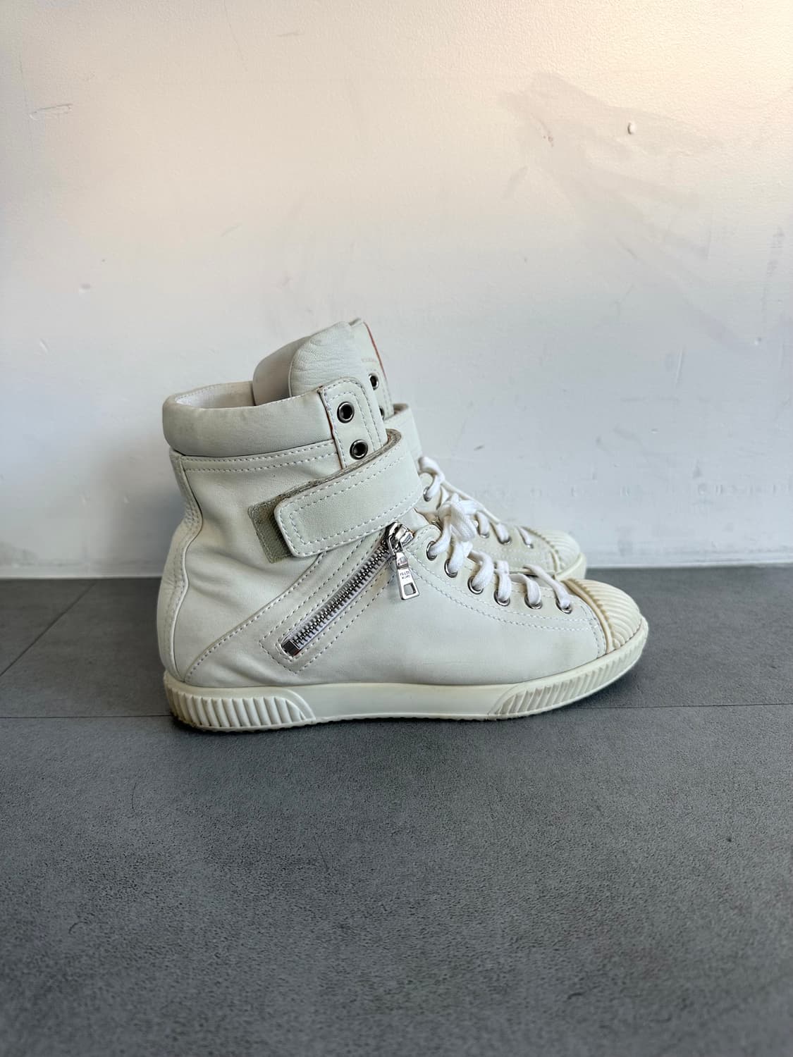 프라다 스포츠 더블 지퍼 아이보리 레더 하이탑 상품이미지3