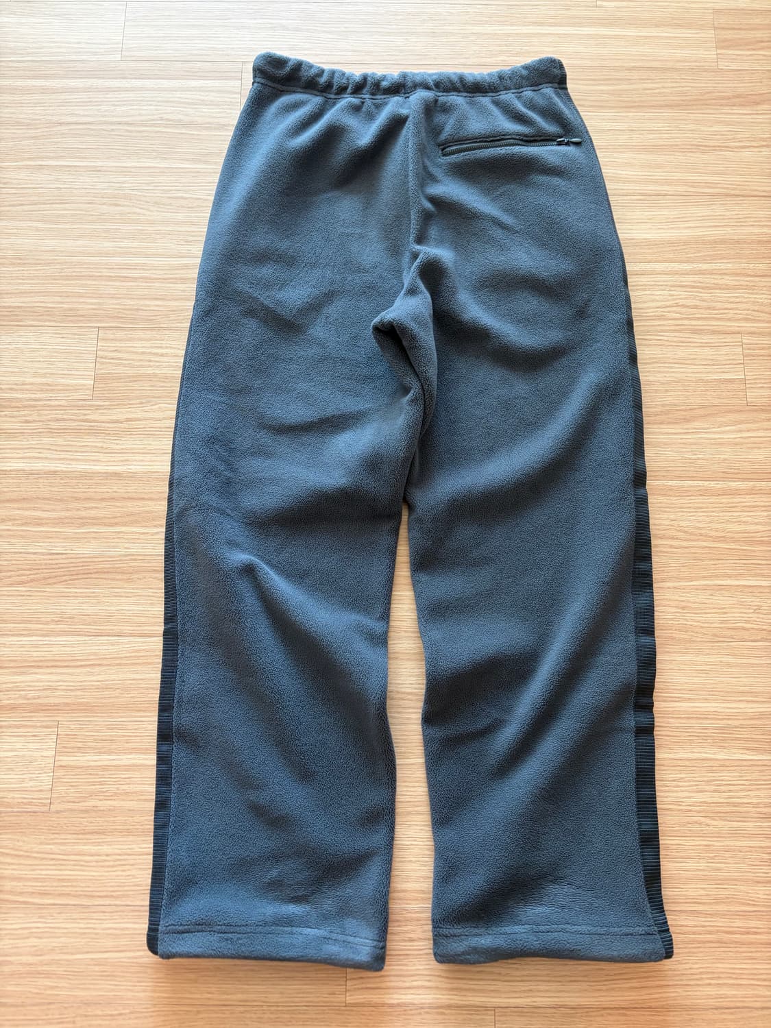 [L] 유니클로 x 니들스 플리스 와이드 팬츠 긴기장 다크 그레이 상품이미지2