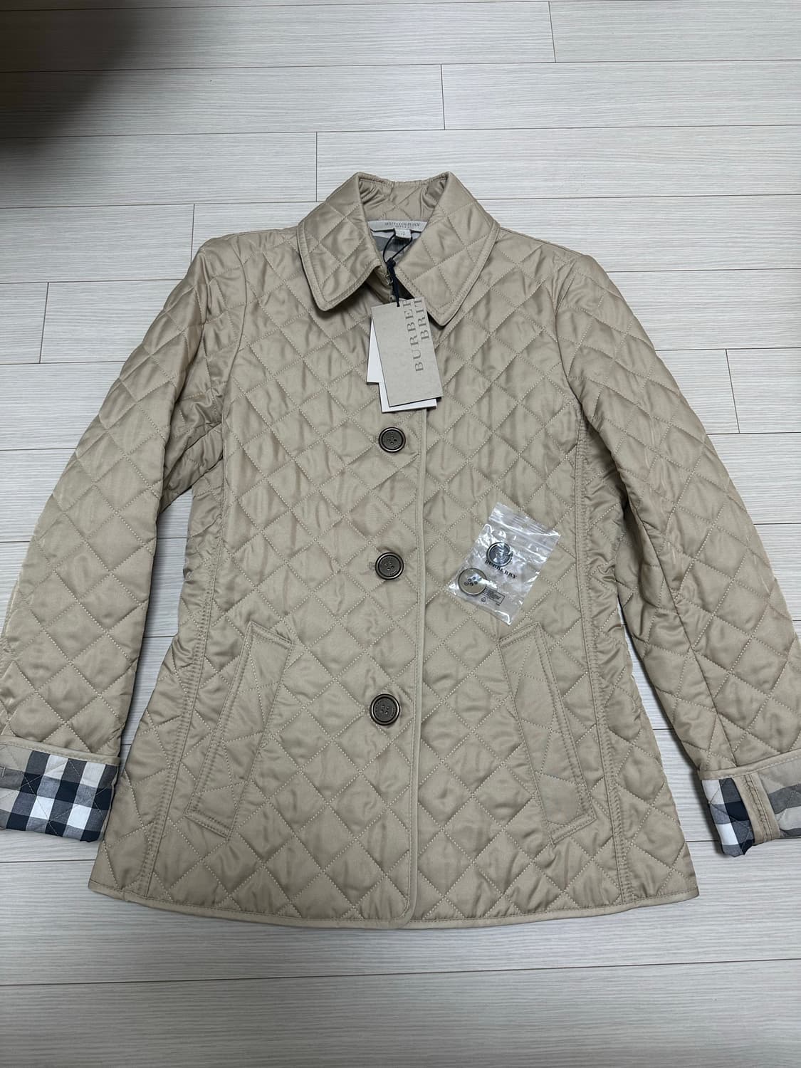 버버리 퀼팅 자켓 XS 사이즈 새 제품입니다 상품이미지1
