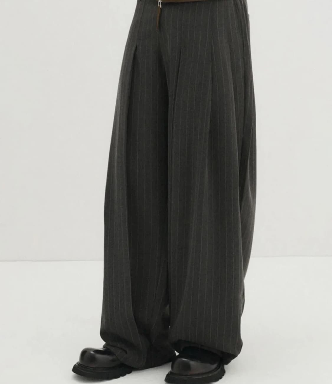 DNSR 디앤써 스트라이프 멀티 플리츠 와이스 슬랙스 차콜 XL 상품이미지2