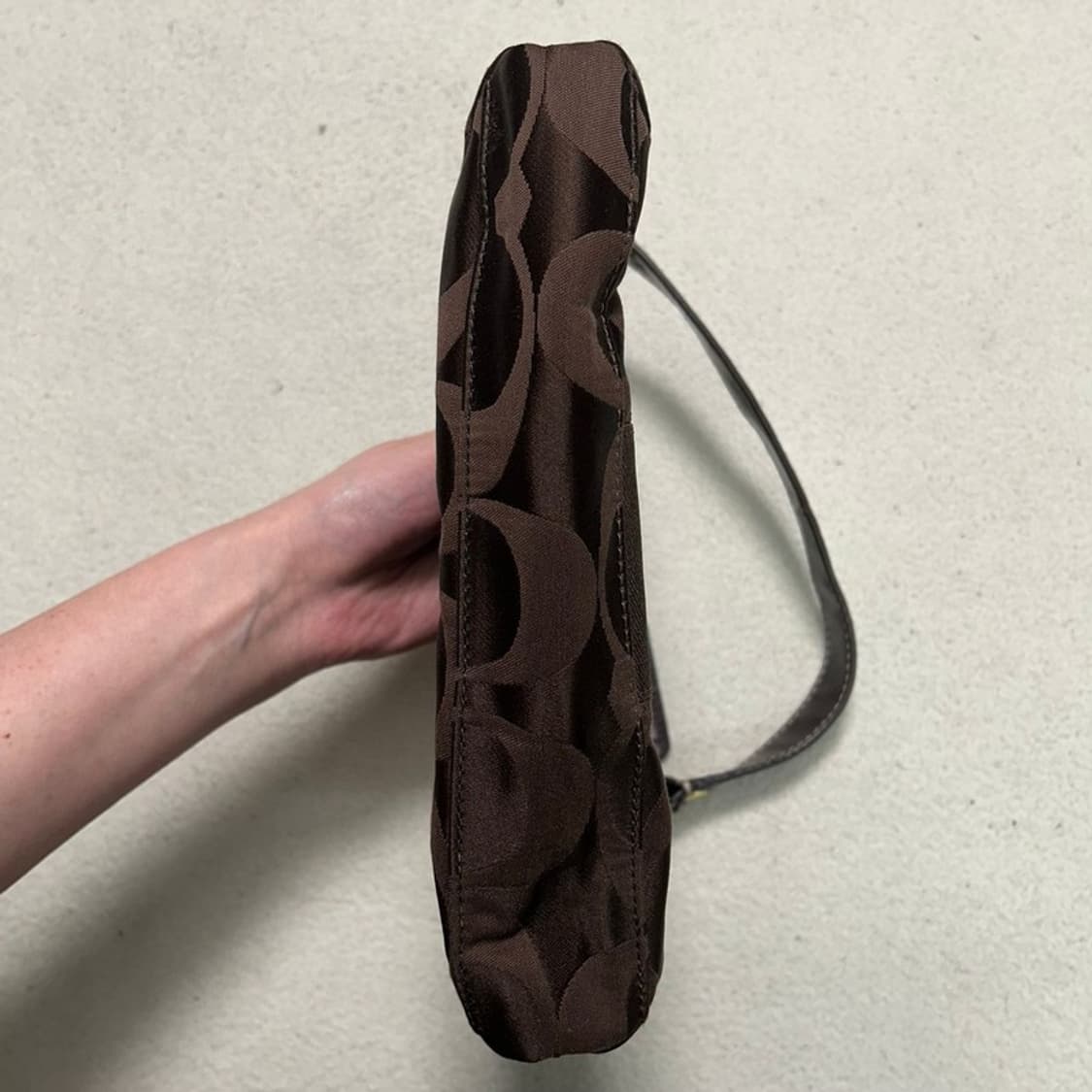 코치 시그니처 패턴 패브릭 모카브라운 숄더백 상품이미지3