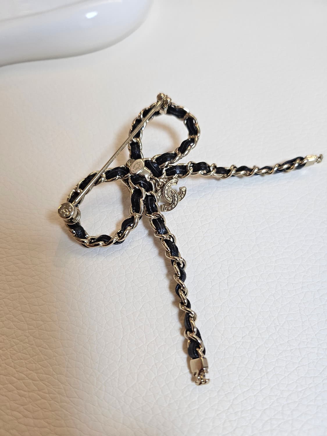 샤넬 CC 블랙 가죽 리본 브로치 업사이클링 상품이미지3