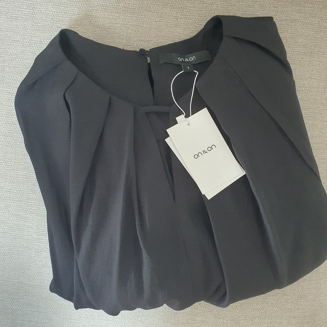 (새상품) 온앤온 블랙 블라우스 상품이미지6