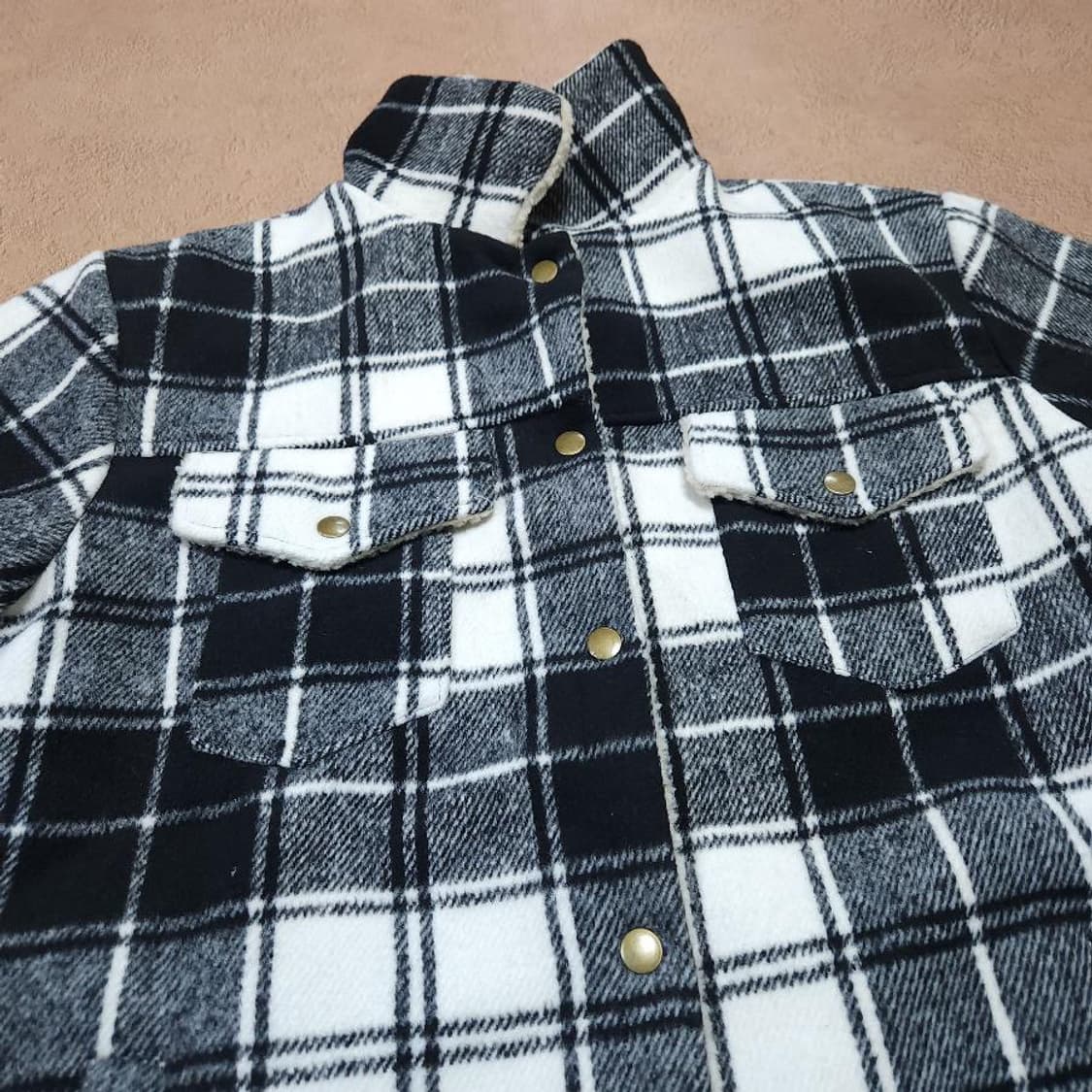 블랙/화이트 체크 패턴 플리스 안감 코트 상품이미지2