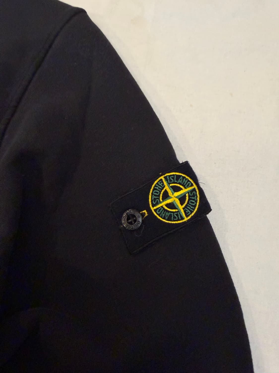 20FW 스톤아일랜드 와펜 크루넥 맨투맨블랙 상품이미지2