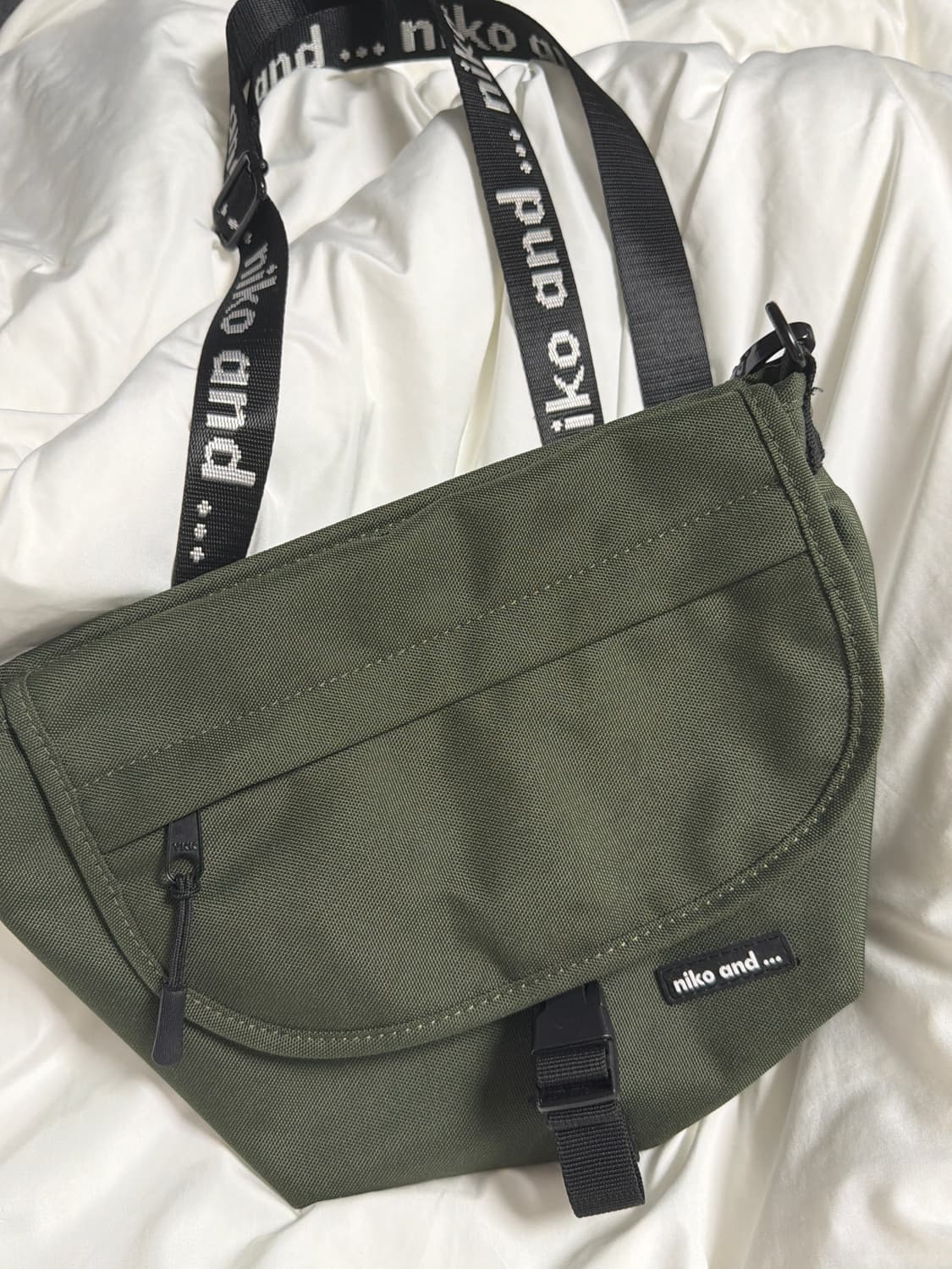 니코앤드 가방 크로스백 카키 상품이미지3