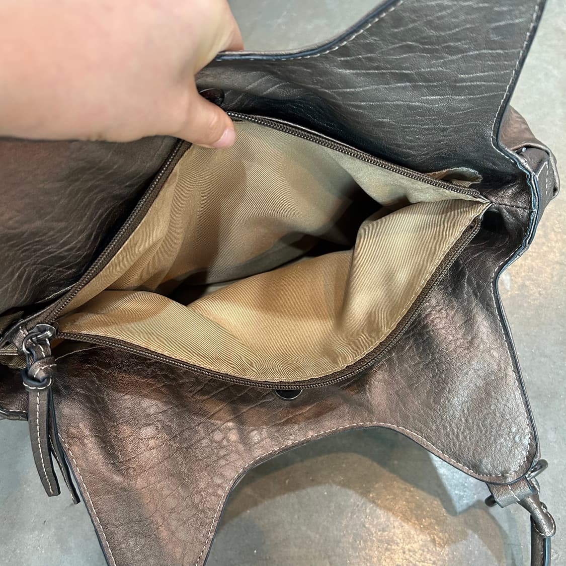 글로시 브라운 레더 숄더백 상품이미지7