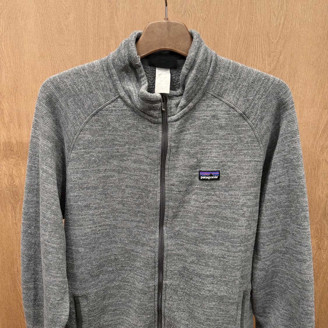 파타고니아 하이넥 집업 플리스 자켓 로고 패치 사이드 포켓 디테일 그레이 상품이미지4