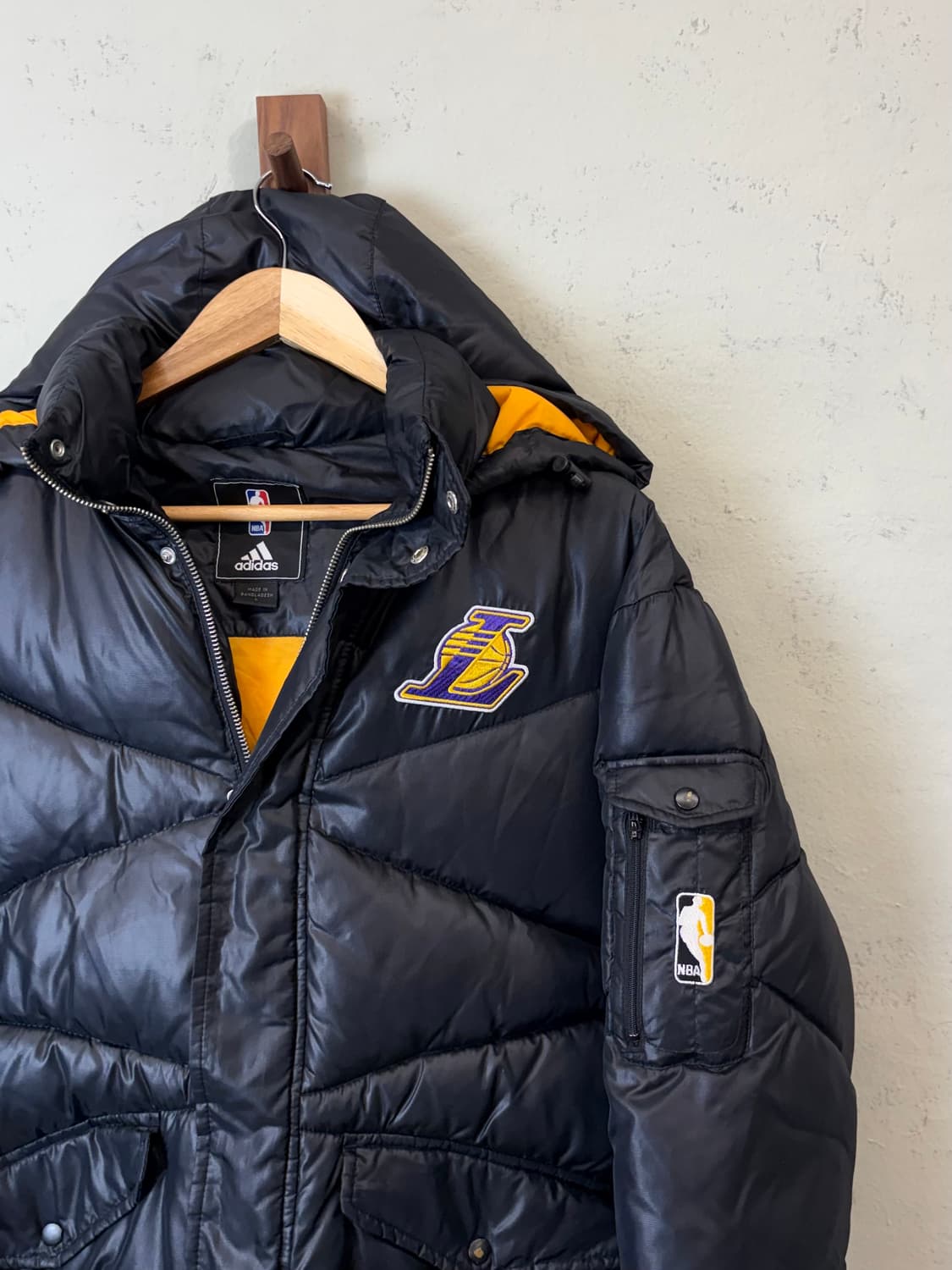 아디다스 NBA 올드스쿨 레이커즈 후드 숏패딩 블랙 상품이미지3