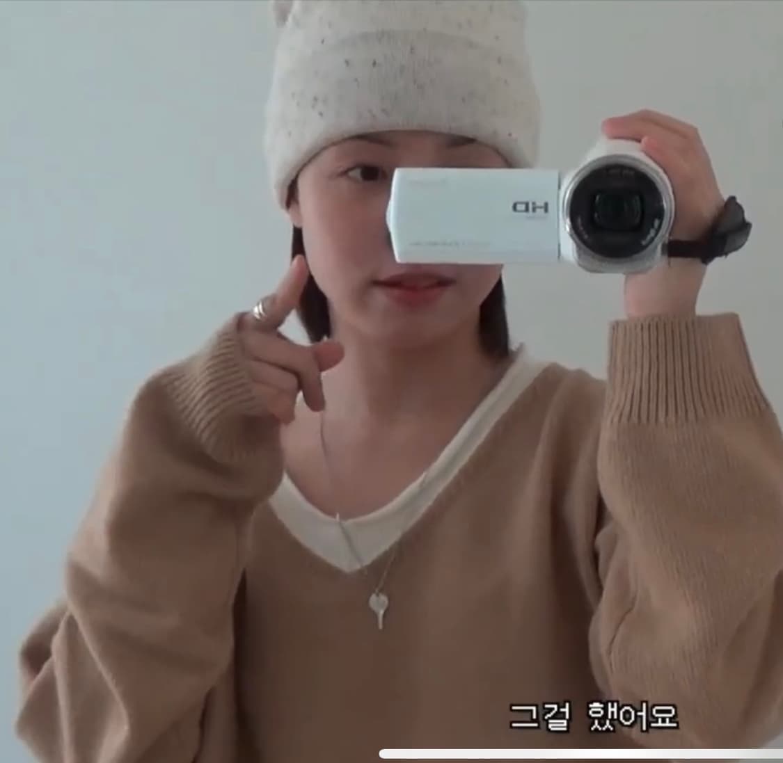 라비드 울 브이넥 레이어드 니트 베이지 (누가영님착용) 상품이미지1