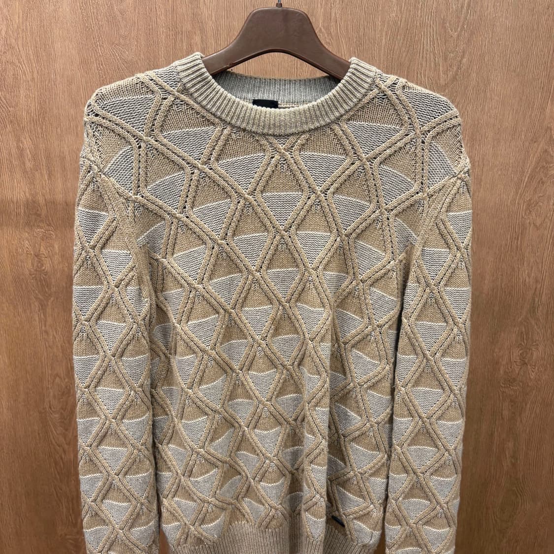 휴고 보스 라운드넥 니트 기하학 패턴 로고 메탈 장식 디테일 베이지 상품이미지4