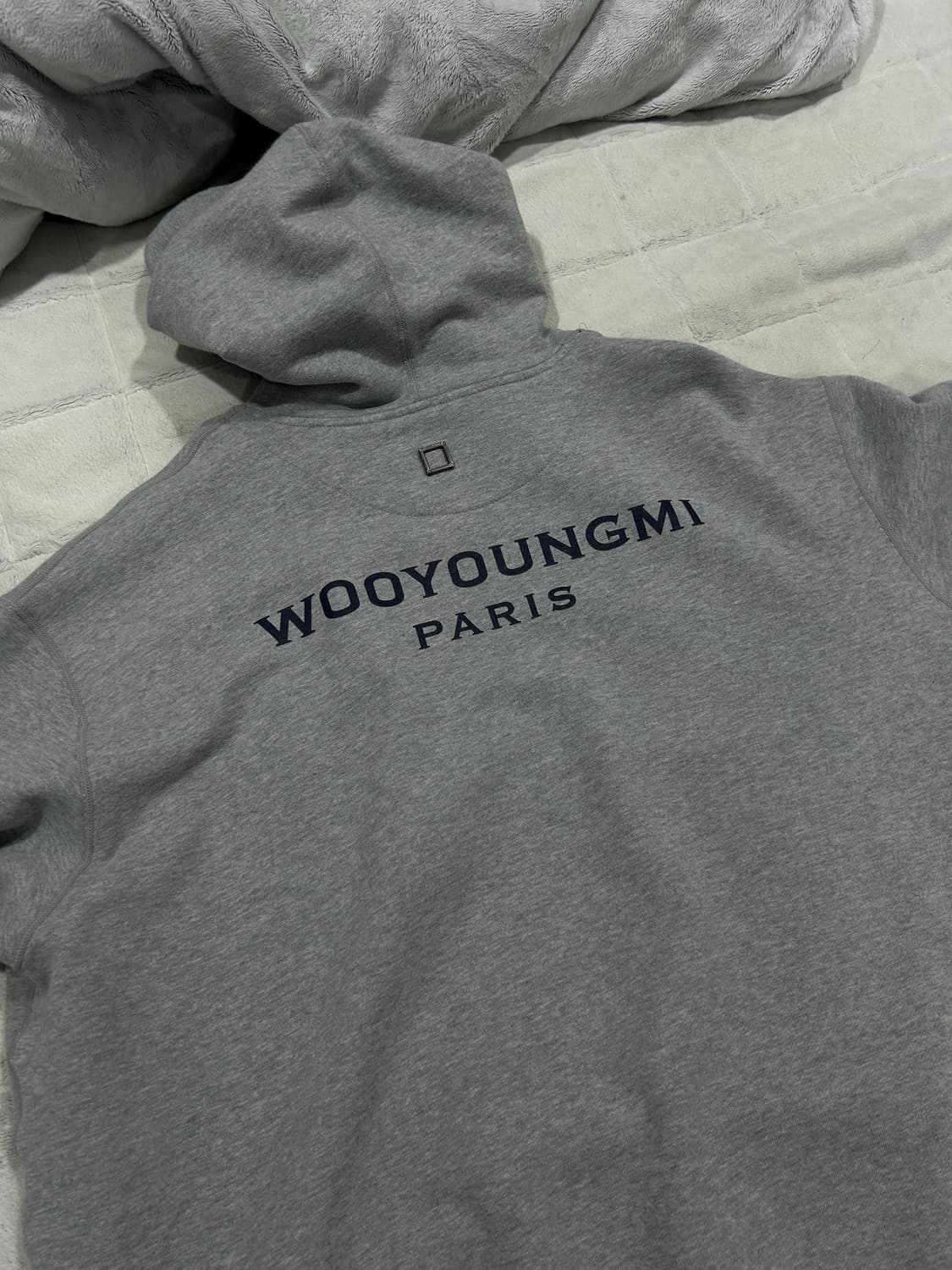 우영미 코튼 블랙 백로고 후드 그레이 - 22FW 상품이미지4
