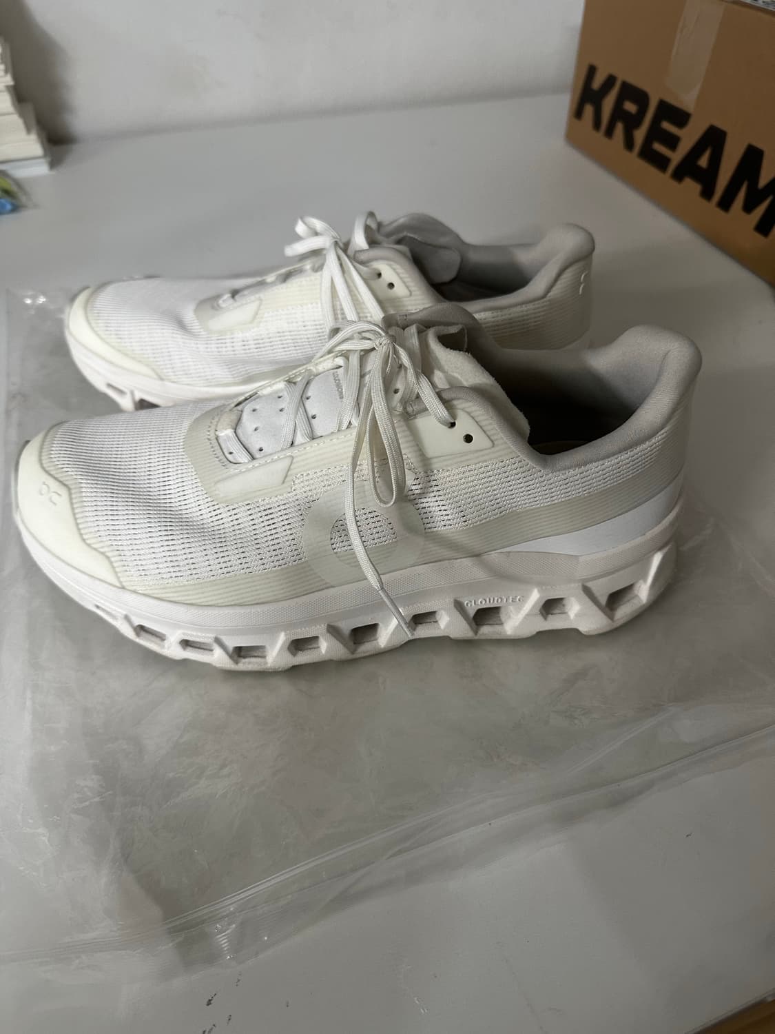 온러닝 클라우드몬스터 보이드 올화이트 275 사이즈 상품이미지1