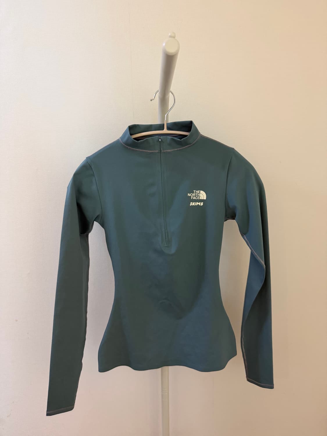 The North Face x Skims 레피나 롱슬리브 탑 상품이미지1