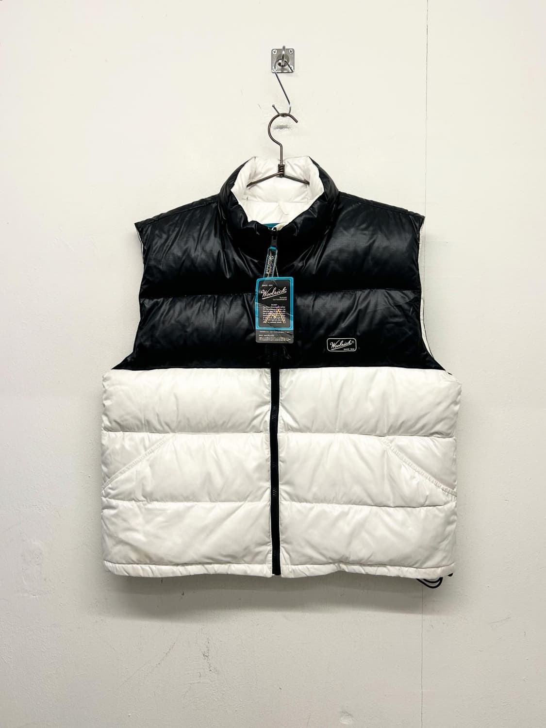 울리치 블랙/화이트 배색 패딩 조끼 상품이미지1