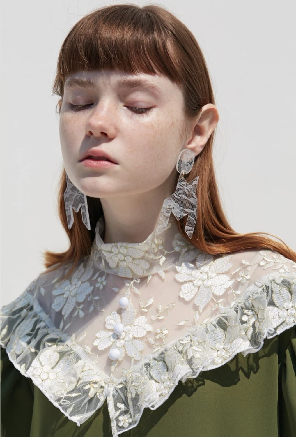 듀이듀이 귀걸이 레이스패턴 이어링 화이트 상품이미지1