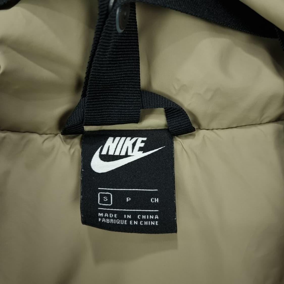 [나이키] 스우시 프린팅 크롭 오버핏 경량 패딩 블랙 M18987 상품이미지7