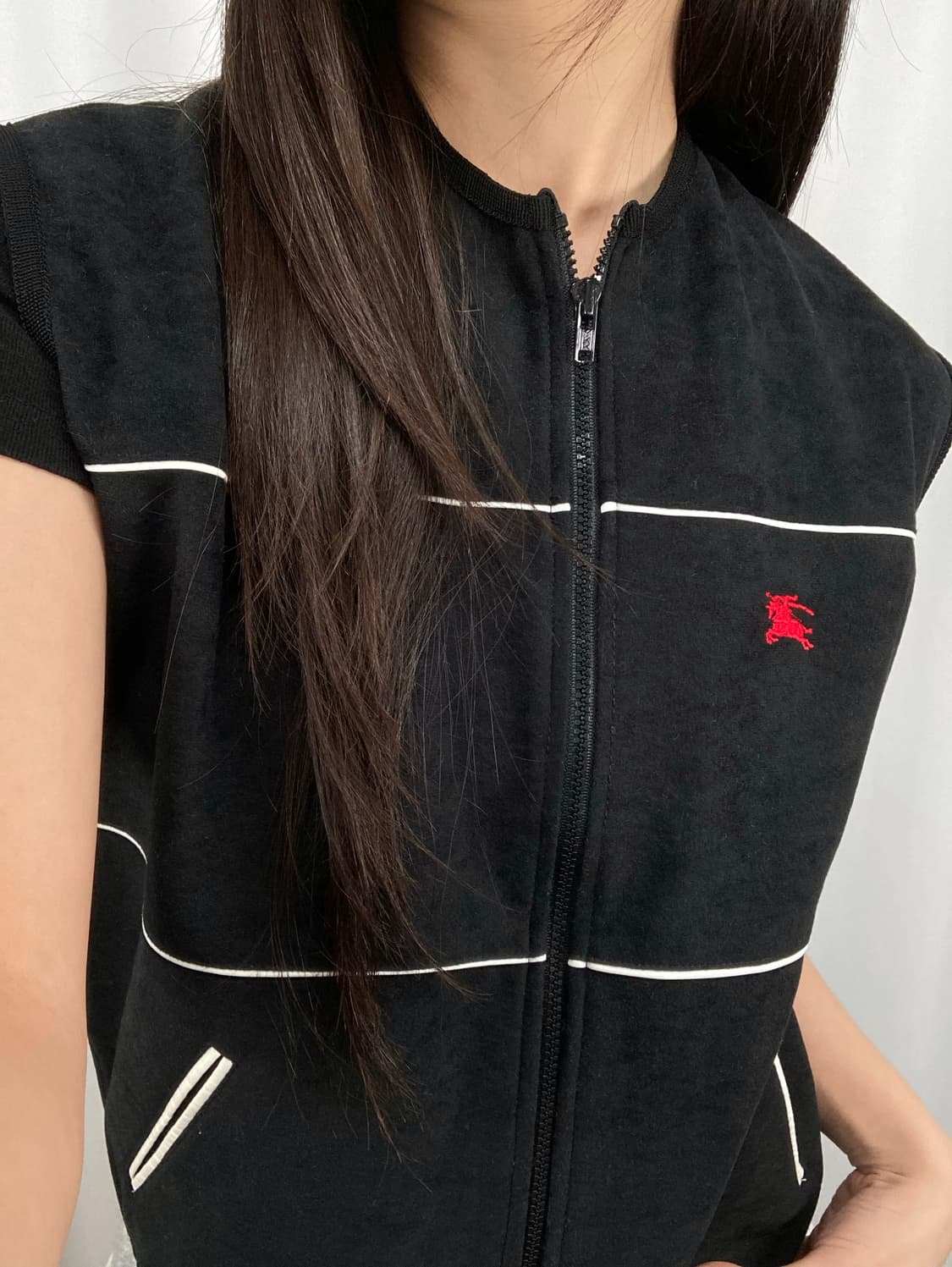 버버리 크레스트 자수 블랙 데이크론 포켓 베스트 상품이미지1