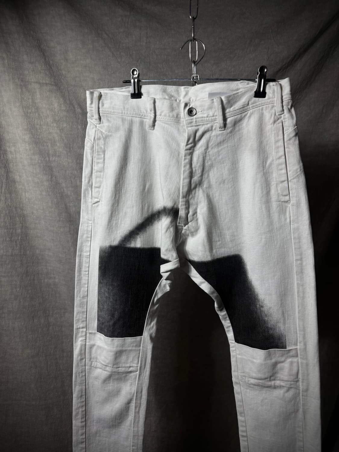 JULIUS Spray-Dyed White Denim Pants  상품이미지3