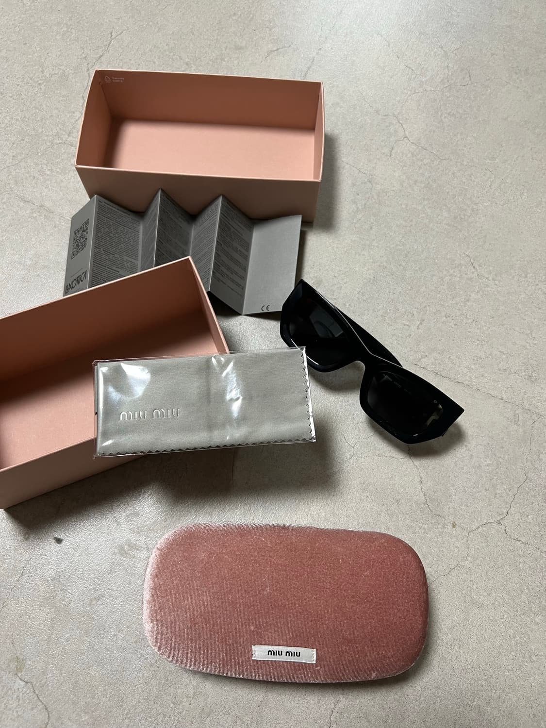 미우미우 글림스 선글라스 상품이미지1