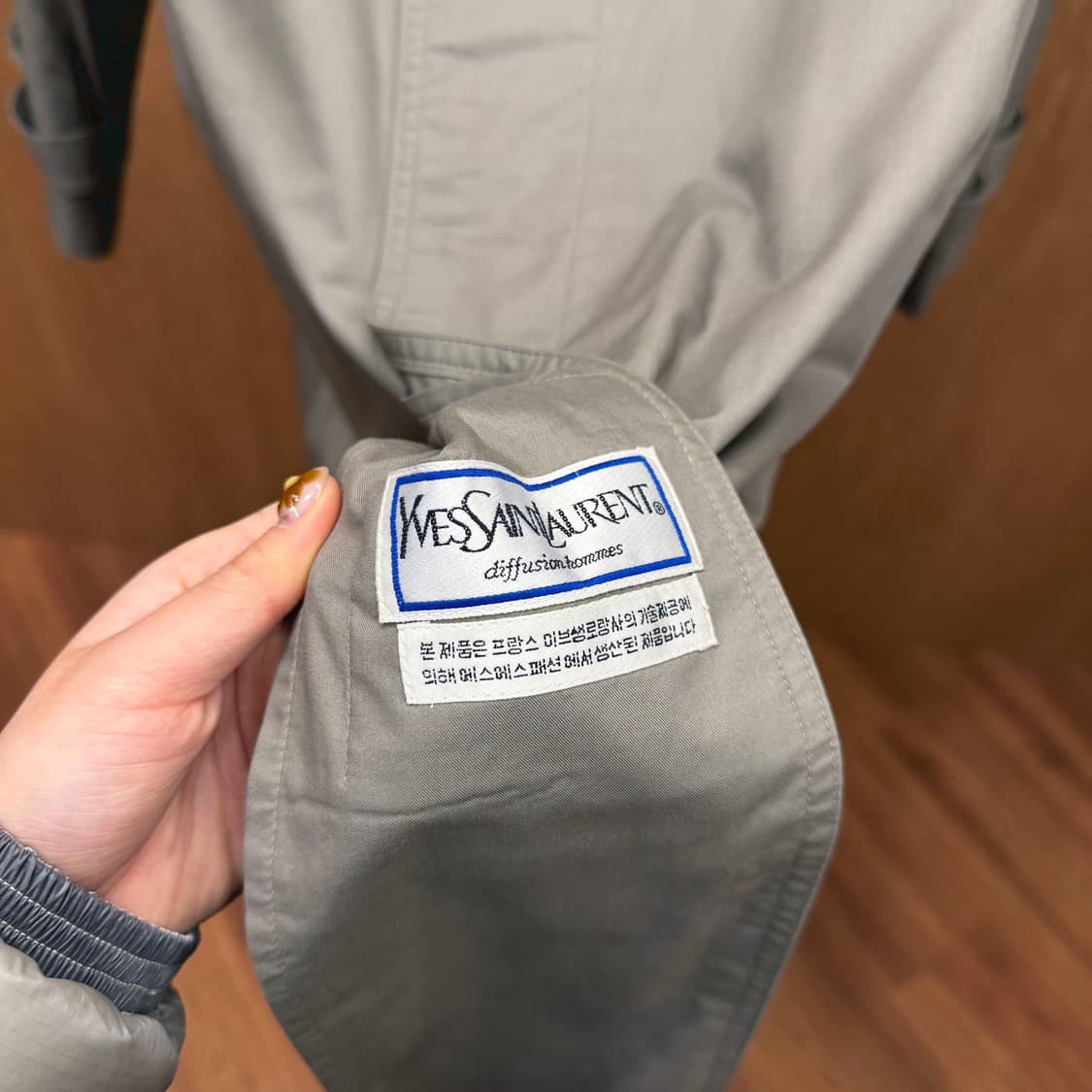 입생로랑 트렌치 코트 히든 버튼업 견장 백 슬릿 디테일 레귤러핏 그레이 상품이미지7