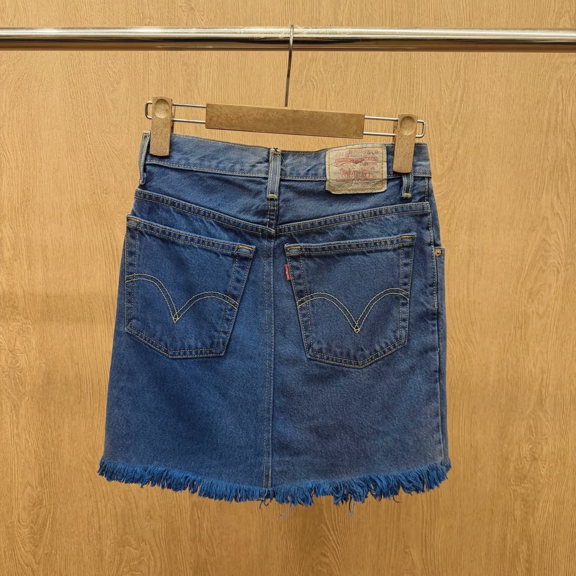 리바이스 코튼 미니 스커트 밑단 프린지 백 포켓 로고 탭 디테일 블루 상품이미지3