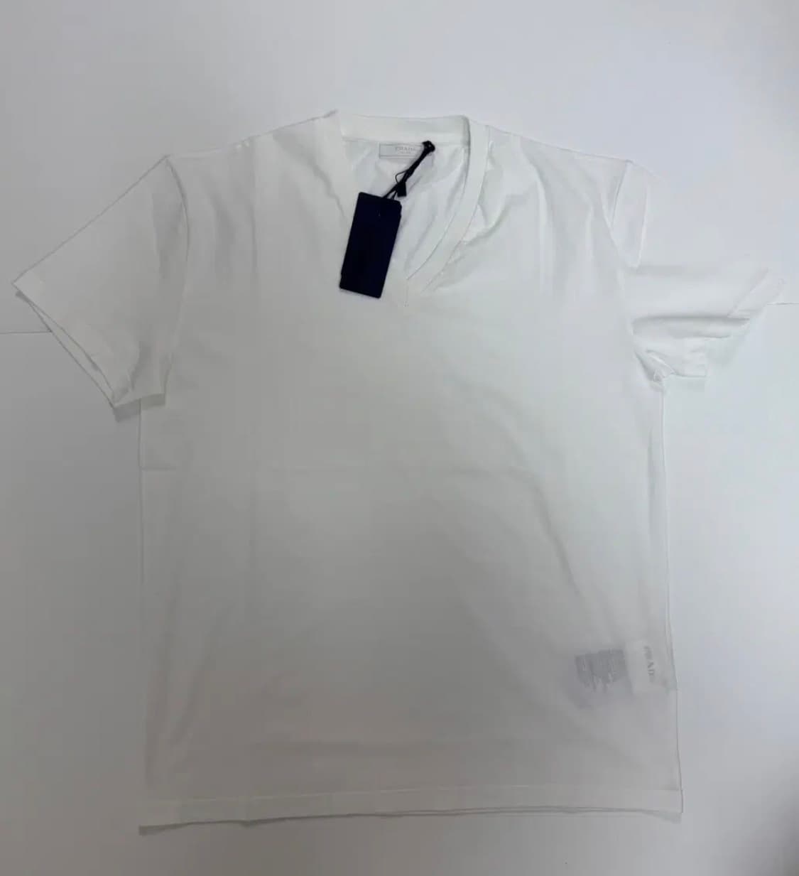 프라다 남성   반팔 브이넥 화이트 prada 상품이미지1