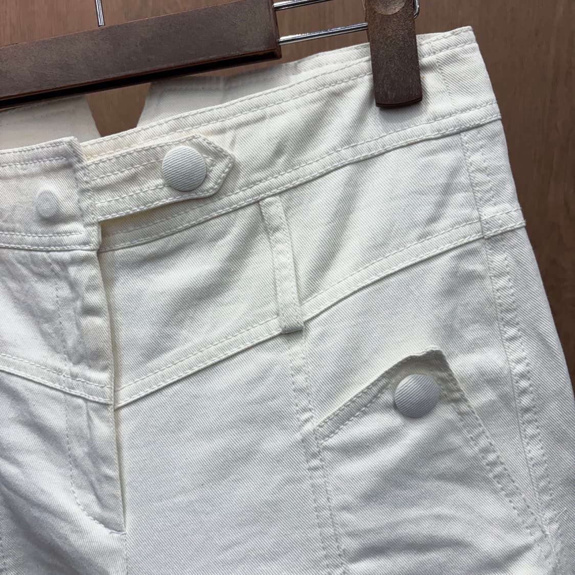 막스앤코 코튼 스트레치 버뮤다 팬츠 더블 버튼 V 슬릿 디테일 화이트 상품이미지6